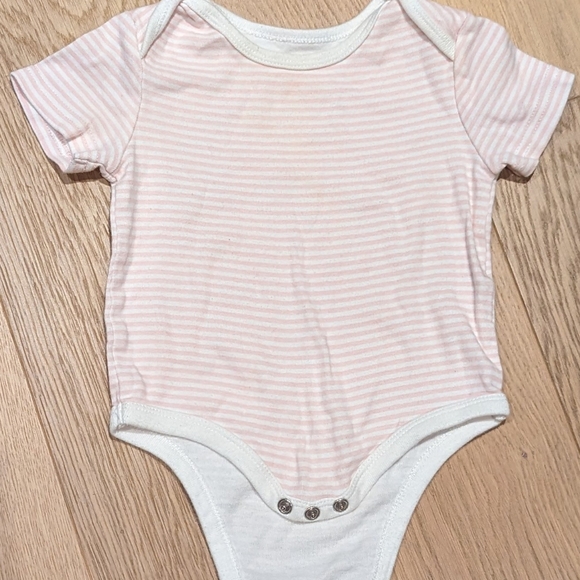 3/$10💜 Joe Fresh Onesies - Picture 4 of 4